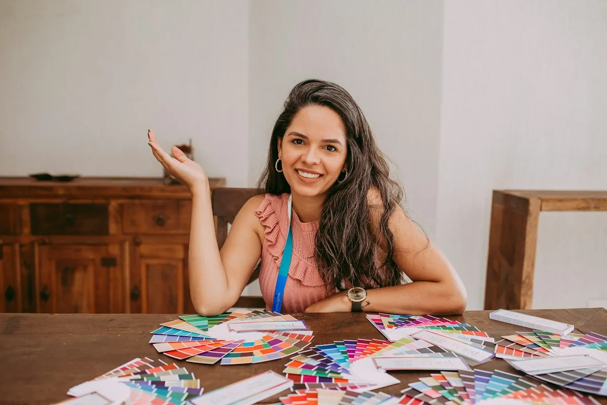 Lojista embalando um pedido com caixas azuis