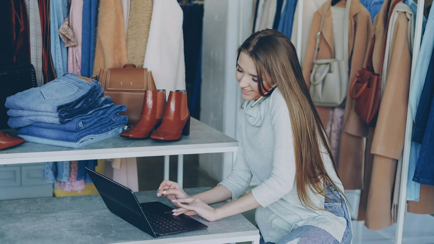 Lojista cadastrando o catálogo da loja no notebook