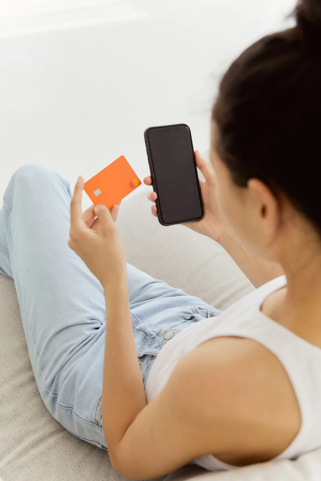 Cliente pagando a compra pelo celular