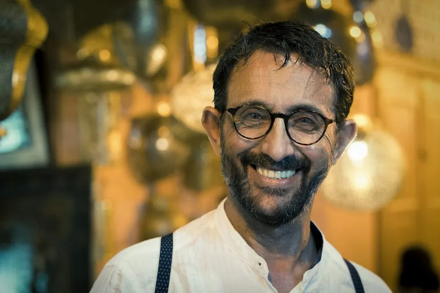 Dono de restaurante sorrindo