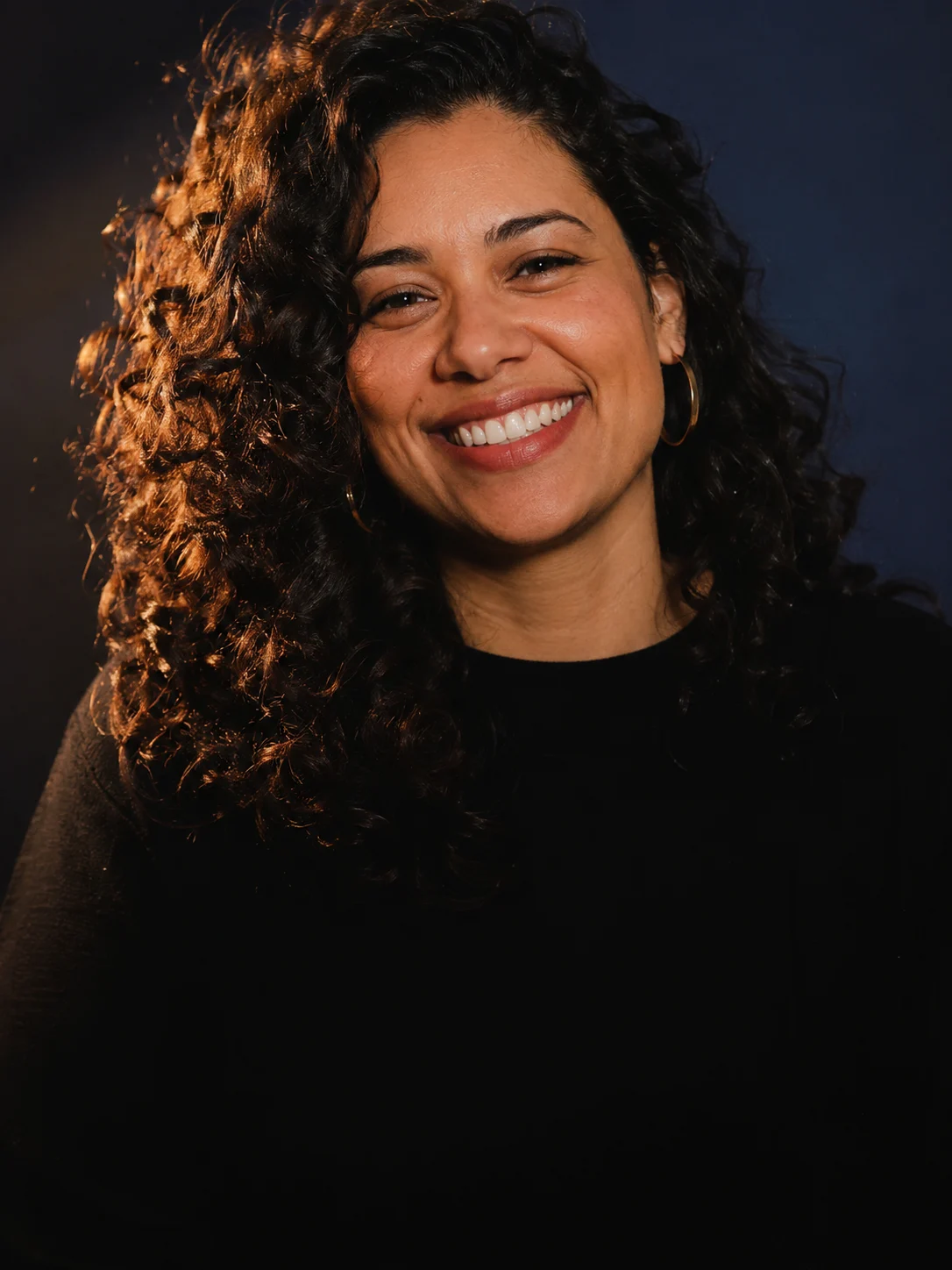 Criadora de conteúdo sorrindo em estúdio